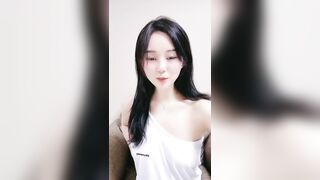 明星颜值长相甜美极品美女扣逼自慰，白皙美乳诱人细腰，撩起衣服露奶装拨开内裤，逼逼上抹酸奶手指快速扣弄