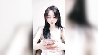 明星颜值长相甜美极品美女扣逼自慰，白皙美乳诱人细腰，撩起衣服露奶装拨开内裤，逼逼上抹酸奶手指快速扣弄