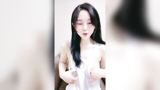 明星颜值长相甜美极品美女扣逼自慰，白皙美乳诱人细腰，撩起衣服露奶装拨开内裤，逼逼上抹酸奶手指快速扣弄