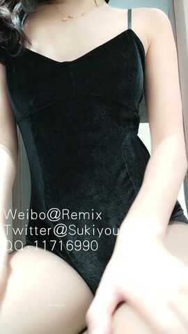 极品网红尤物【草莓味的软糖呀】妖魅兔女郎修长美腿极透黑丝，爆裂丝袜粉嫩入口清晰可见直插白浆52P1V