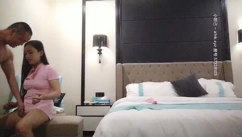 鸟枪换炮村长继续高档酒店玩外围1400元的气质湘妹子穿着护士制服被村长的暴力姿势草到肚子疼还没射就不让干了