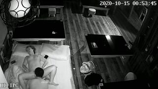 黑客破解网络摄像头监控偷拍饭店晚上打烊以后老板和媳妇在餐台旁边床铺上做爱