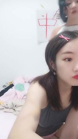 三个00后嫩妹女同秀新加入一个妹子，童颜大奶脱光光舌吻吸奶，骑脸按摩器假屌抽插，双头龙三人各种玩弄