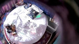 情趣酒店镭射光影房摄像头偷拍两对偷情男女大金链子哥和少妇貌似性压抑了很久爱的释放