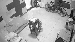 黑客破解网络摄像头监控偷拍养生馆理疗体验房间胖哥抱起女理疗师到沙发的贵妃躺上干炮