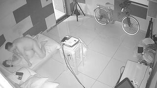 黑客破解网络摄像头监控偷拍养生馆理疗体验房间胖哥抱起女理疗师到沙发的贵妃躺上干炮