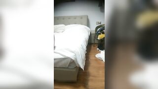 “你的鸡巴真的好大啊,我再换个套子”,性感援交美女被大屌男操的套子都破了还没射,换个新的让他从后面干.