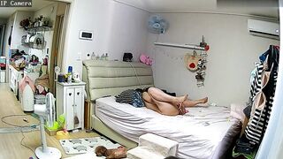 《破解家庭摄像头》几个家里没有男人空虚寂寞冷的骚妇用手自慰个个手法娴熟