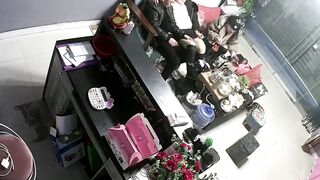 《破解家庭摄像头》监控偷拍鲜花店老板娘在大厅给情夫吹箫闺蜜突然出现把她支开继续口爆