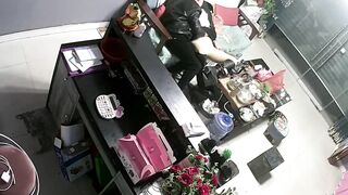《破解家庭摄像头》监控偷拍鲜花店老板娘在大厅给情夫吹箫闺蜜突然出现把她支开继续口爆