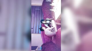 【歌厅探花陈先生】，商K达人，设备清晰度升级，苗条漂亮小姐姐合唱几曲，脱光沙发干，淫水不少擦好久