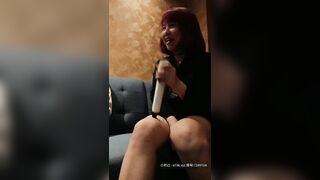 知名骚货吴梦梦KTV内淫乱，全程露脸边唱歌边骚，漏着奶子坐在小哥腿上喂他吃，主动上位抽插给小哥舔鸡巴