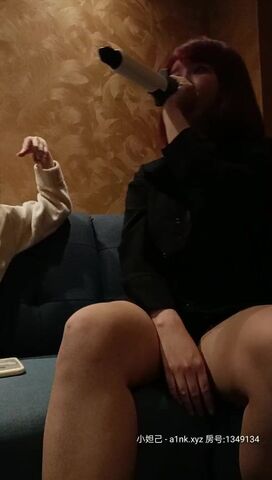 知名骚货吴梦梦KTV内淫乱，全程露脸边唱歌边骚，漏着奶子坐在小哥腿上喂他吃，主动上位抽插给小哥舔鸡巴