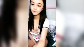 18清纯可爱萌妹子娇小身材坚挺小奶，情趣装自摸逼逼毛毛浓密，掰穴近距离特写摩擦阴蒂，揉捏奶子非常诱人