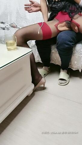 【极品剧情】制服御姐勾搭上门服务的物业师傅偷情做爱 爆裂黑丝沙发推倒扛腿 奇葩姿势骑着操过瘾啊 高清源码录制