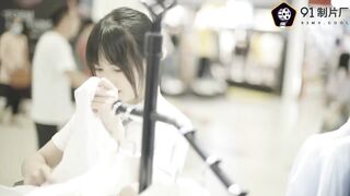 果冻传媒最新出品91CM-107母亲的新男友二偷窥母亲做爱发情女儿深夜自慰遭偷袭