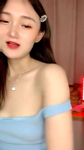 红唇性感肥逼妹子撩起裙子跳蛋自慰，脱下内裤揉搓逼逼，毛毛浓密近距离特写，跳蛋摩擦塞入没几下流出水来