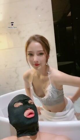 超美一诺大小姐，独家超清浴缸榨精舔腋下，喝贱狗喝圣水踩JJ~