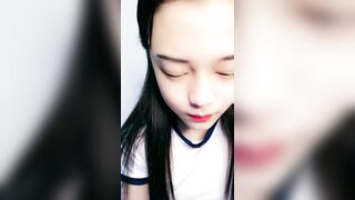 【麻花免费视频】【麻花免费视频】18长相清纯甜美萝莉全裸自摸诱惑，撩起衣服揉捏奶子，脱光光坐椅子上摸逼，毛毛挺浓密掰穴看着非常诱人