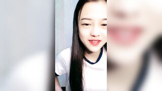 【麻花免费视频】【麻花免费视频】18长相清纯甜美萝莉全裸自摸诱惑，撩起衣服揉捏奶子，脱光光坐椅子上摸逼，毛毛挺浓密掰穴看着非常诱人