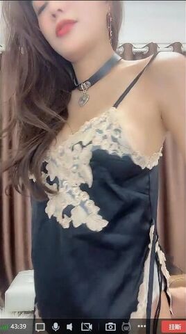 【麻花免费视频】3月9日凌晨平台斗鱼某女神主播深夜点陪玩小姐姐接私活情趣热舞 土豪VIP一对一双视角 黑丝睡裙极致舞骚弄姿 超漂亮 (2)