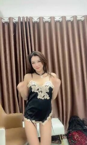 【麻花免费视频】3月9日凌晨平台斗鱼某女神主播深夜点陪玩小姐姐接私活情趣热舞 土豪VIP一对一双视角 黑丝睡裙极致舞骚弄姿 超漂亮 (3)