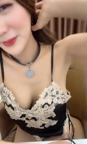 【麻花免费视频】3月9日凌晨平台斗鱼某女神主播深夜点陪玩小姐姐接私活情趣热舞 土豪VIP一对一双视角 黑丝睡裙极致舞骚弄姿 超漂亮 (4)