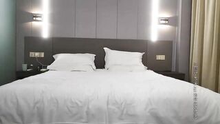 【麻花免费视频】666小祁探花深夜场性感黑衣大长腿妹子啪啪，乳推舔背骑坐自己动后入抽插猛操