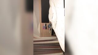 【麻花免费视频】【夏娃之旅探花】，光头大叔约战小萝莉，清纯校园风，苗条美乳，超清设备偷拍，鲍鱼看得一清二楚