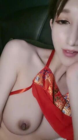 【麻花免费视频】今日推荐红色肚兜大奶翘臀妹子躺床上自慰，拨开丁字裤掰穴湿湿的，揉捏奶子张开双腿假屌抽插，性感美臀非常诱人