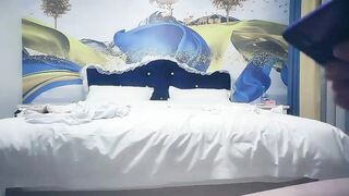 小天娱乐肉肉身材白色T恤妹子，张开双腿摸逼搞得妹子很痒，蹲着特写口交抬腿后入，扶着手上位骑乘猛操