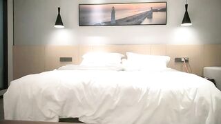 【麻花免费视频】小宝寻花大神探花高素质大圈外围妹，长相甜美脱掉内裤坐在身上舌吻调情，特写抽插猛操上位骑乘后入撞击