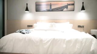 【麻花免费视频】小宝寻花深夜场高素质大圈外围，文静妹子坐在身上揉捏奶子，舌吻跪着口交特写，骑乘抬腿侧入呻吟娇喘享受