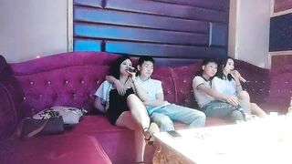 【麻花免费视频】歌厅探花专攻KTV小姐姐，深夜场叫了两个妹子一人一个4P，沙发上翘起屁股后入撞击，抬起双腿猛操晃动大奶子