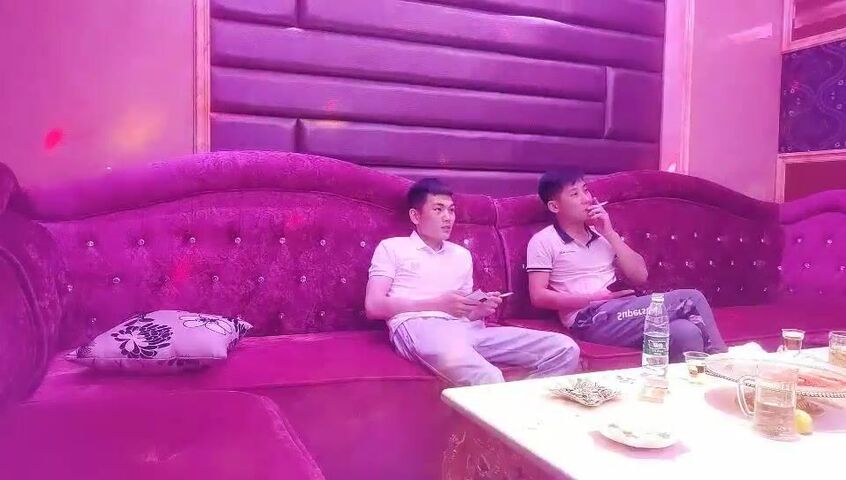 【麻花免费视频】歌厅探花专攻KTV小姐姐，深夜场叫了两个妹子一人一个4P，沙发上翘起屁股后入撞击，抬起双腿猛操晃动大奶子