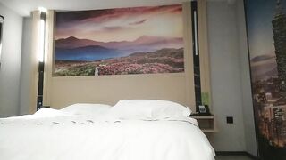 【麻花免费视频】翻车王伟哥深夜酒店约外围上门刚干完不久由管理员小马代班草