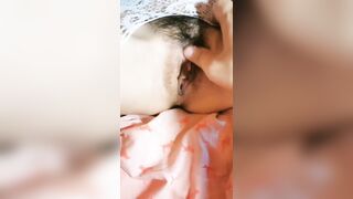 长相文静大长腿颜值美女连体白色网袜啪啪，上位骑乘打桩机快速抽插，翘起屁股后入一下下撞击，对着镜头表情清晰可见