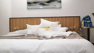 阿西吧老表探花气质大奶极品妹子，高清拍摄镜头前口交，翘起屁股后入撞击晃动奶子，上位骑乘扭动屁股