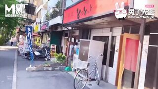 麻豆传媒代理出品-兔子先生系列 拉麵店搭讪超可爱少女 激爽三穴强行插入