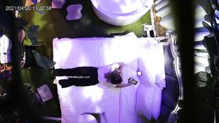 【麻花免费视频】2021四月新流出情趣酒店浴缸房上帝视角偷拍精瘦小哥约少妇滚床单翻云覆雨