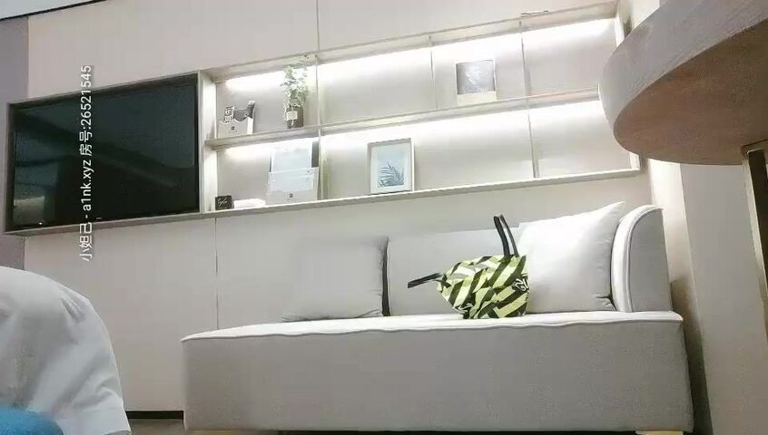 【麻花免费视频】91沈先森先今晚来兴致叫两个少妇双飞，黑衣少妇叫上大长腿闺蜜一起操，穿上白丝一起舔弄后入猛操