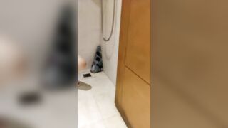 【麻花免费视频】大二学舞蹈气质贫乳小妹扭动屁股脱下牛仔短裤，情趣开档内裤口交插嘴，抬起双腿抽插娇喘喊哥哥，操完厕所马桶上自慰