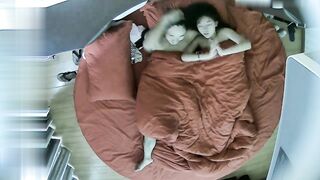 【麻花免费视频】情趣酒店红色大圆床上帝视角偷拍晚上加完班和女同事开房貌似套子不合适都掉到逼里了