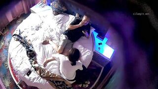 【麻花免费视频】情趣酒店镭射光影房360摄像头偷拍中年大哥和小姨子有一腿下午轮班休息开房偷情