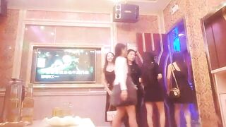 【麻花免费视频】歌厅探花陈先生KTV淫乱4P大战，唱唱歌摸摸奶子一人一个开操，镜头前蹲着深喉口交，翘起屁股后入猛操