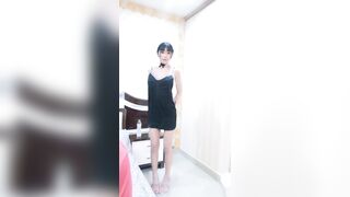 【麻花免费视频】泰国约妹3P性感吊带睡衣长相清纯妹子，白皙皮肤骑乘深喉口交，扶着小腰后入特写表情，前后一起操抬起双腿猛操