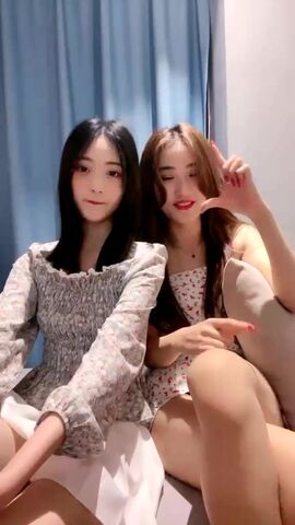 【麻花免费视频】精精和腿腿两个极品良家妹子，老哥调教双飞翘起屁股脱掉内裤，超粉美穴肥逼抽插性感美臀，操完一个再来另一个