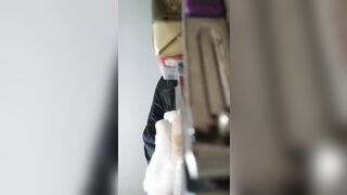 【麻花免费视频】约啪达人-微信网约了位时尚性感的连衣裙美女,交谈后才发现来自新加坡,操逼很矫情,从后面干她还生气了,套子都干破了!