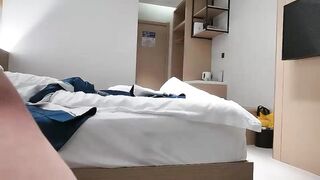 【麻花免费视频】阿西吧老表探花近距离视角聊天，高清拍摄长裙萌妹，撩起裙子摸逼给观众看，镜头前深喉操的水声哗哗