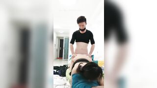 【麻花免费视频】鲍鱼粉嫩颜值高的性感小美女家中和网友约啪,用超大振动棒玩的直流水嗷嗷大叫后狠狠爆插,男友在旁边拍摄直播,国语!